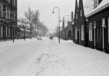 831899 Gezicht in het Ondiep te Utrecht met links de 2e Utrechtse Industrie- en Huishoudschool (Ondiep 63), in de sneeuw.